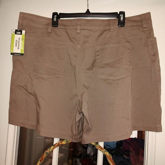 New Lee Dark Tan Instantly Slims You Shorts Women's 22W Medium - Picture 2 of 2
